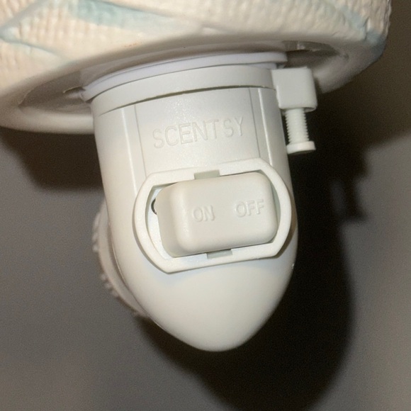 SCENTSY Retired Mini Wax Fragrance Warmer Under Wraps Mummy Night Light Plug In - Picture 10 of 15